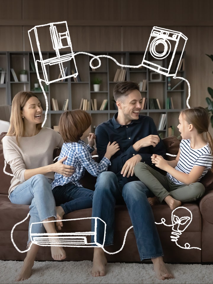 Una familia sentada en el sofá riéndose. A su alrededor aparecen dibujos de gama blanca de un frigorífico, una lavadora y aire acondicionado.