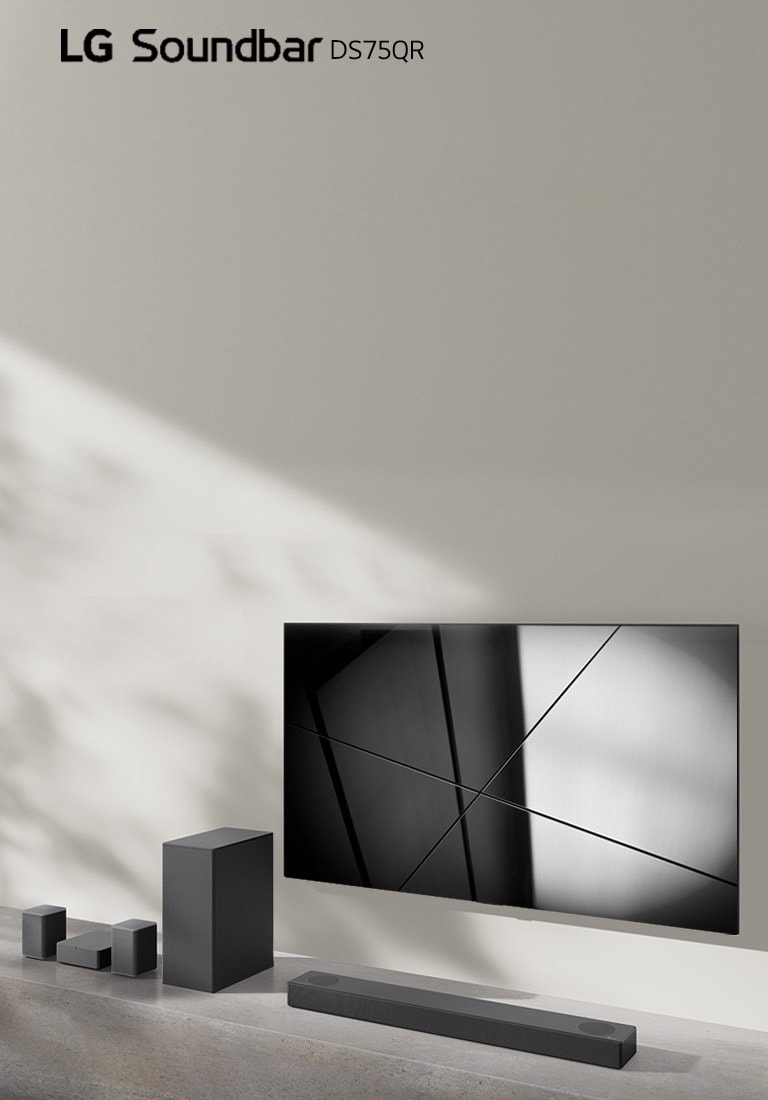 Die LG Soundbar DS75QR und ein LG TV stehen zusammen in einem Wohnzimmer. Der Fernseher ist eingeschaltet und zeigt ein Schwarzweißbild an.