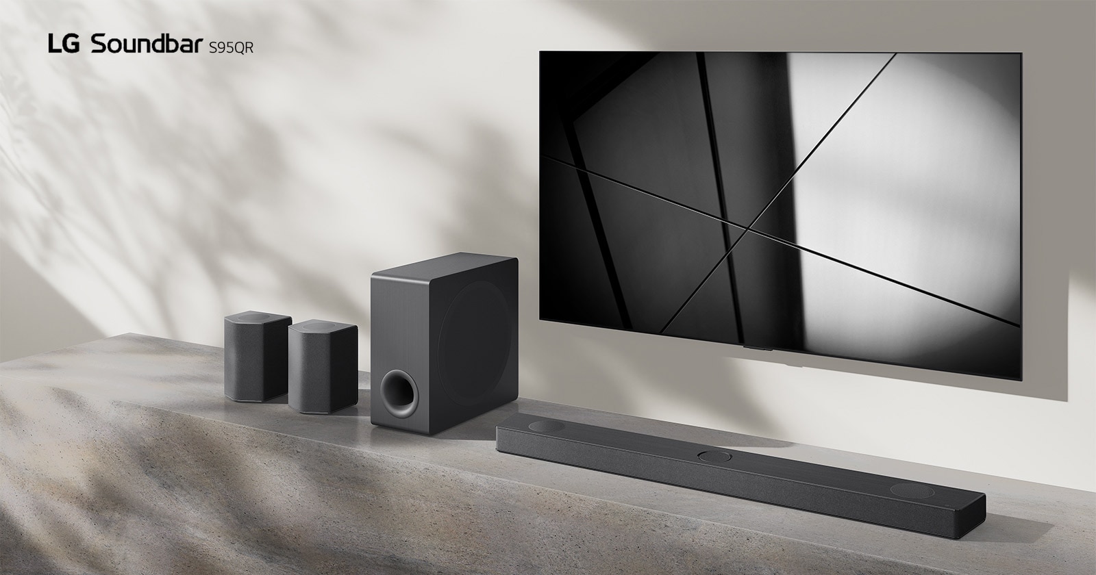 Die LG Soundbar DS95QR und ein LG TV sind zusammen in einem Wohnzimmer aufgestellt. Der Fernseher ist eingeschaltet und zeigt ein Schwarzweißbild an.