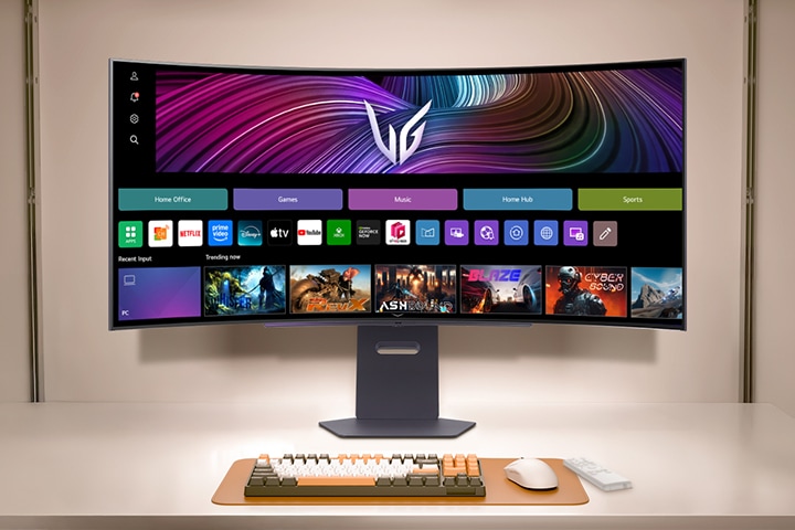 Kavisli LG UltraGear monitör, akış, oyun, müzik ve üretkenlik için uygulama simgeleri içeren akıllı bir arayüzün yanında popüler oyun ve eğlence içeriklerinin yer aldığı bir satırı gösteriyor.