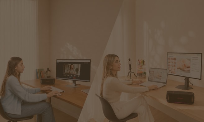 Um banner em tela dividida mostrando mãe e filha em suas respectivas mesas de trabalho: à esquerda, uma filha adolescente de suéter azul sentada em uma mesa de madeira participando de uma videochamada em um monitor; à direita, a mãe trabalhando com um notebook e um monitor grande exibindo conteúdo de beleza e cosméticos.