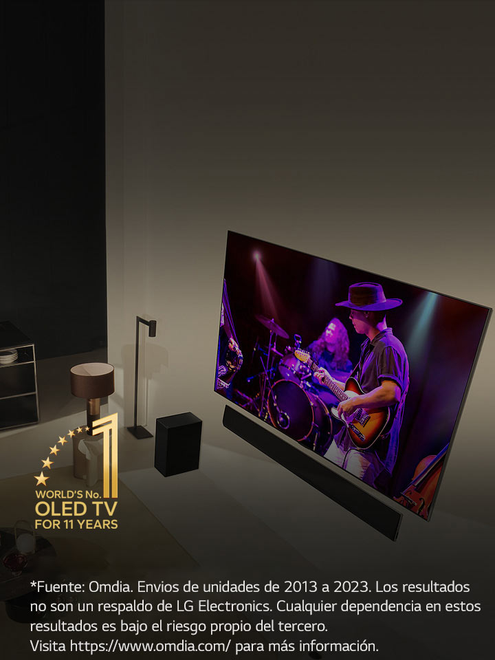 La perspectiva superior de un hombre y una mujer mirando un concierto en un OLED TV grande en un departamento moderno. El emblema “OLED TV número 1 en el mundo durante 11 años” está en la imagen. Aviso legal: “Fuente: Omdia. Envíos de unidades de 2013 a 2023. Los resultados no son un respaldo de LG Electronics. Cualquier dependencia en estos resultados es bajo el riesgo propio del tercero. Visita https://www.omdia.com/ para más información”.