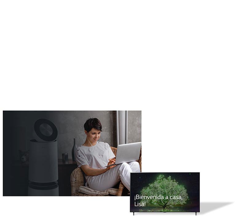 La imagen muestra a una mujer sentada en una silla de su casa escribiendo en una computadora portátil. Detrás de ella, hay un purificador de aire y, al lado, un televisor de pantalla plana donde aparece el texto "¡Bienvenida a casa, Lisa!".