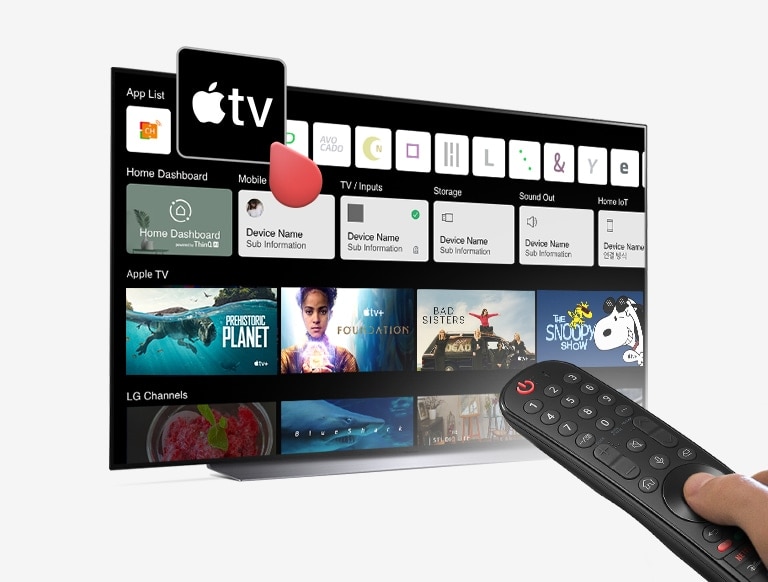 Imagen del SO web de TV Smart LG y la mano sostiene el control remoto Magic LG para acceder a Apple TV+