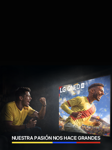 Persona con el brazo arriba de perfil viendo la pantalla de u tv lg qned