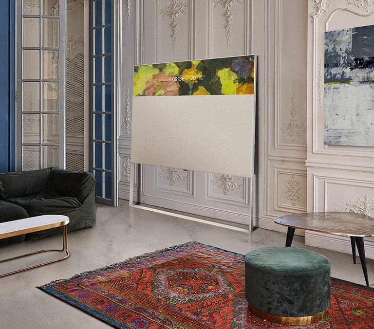 ART90 lehnt an der Wand mit Zierleisten. Sie befindet sich neben einem Gemälde an der Wand und hinter einem kleinen Teppich mit aufwändigem Design.