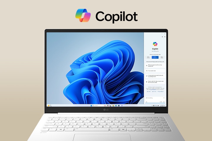 Un portátil con el fondo de pantalla de Windows 11 Bloom en su pantalla, con un primer plano que destaca una tecla Copilot en el teclado. El logotipo «Copilot+PC» aparece en un lugar destacado en la esquina superior izquierda, destacando la funcionalidad integrada de AI.