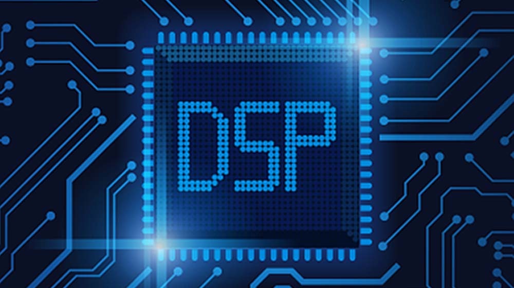 Un circuit imprimé avec DSP au milieu.