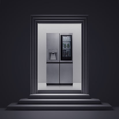 Une photographie noire avec le réfrigérateur LG SIGNATURE dans l'escalier artistique.