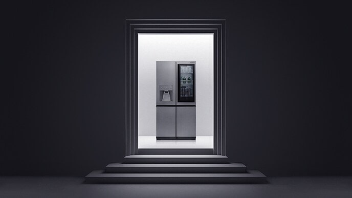 Le réfrigérateur LG SIGNATURE est posé sur l'espace où l'escalier noir et blanc et la structure murale sont installés.