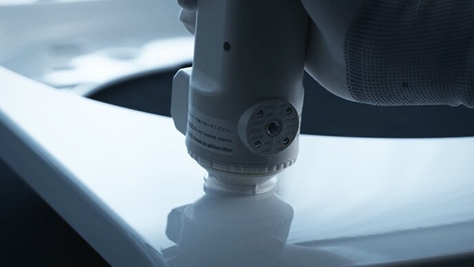 Un outil pour vérifier la durabilité de la machine à laver LG SIGNATURE y est attaché.