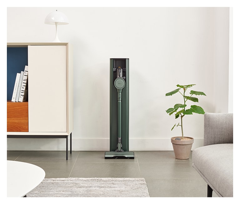 畫面顯示置於客廳的蒼林綠的 LG Objet Collection A9TS 蒸氣無線吸塵機，與周邊家具自然配襯。