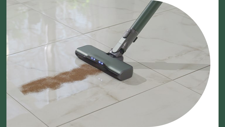 動畫顯示使用纖闊電動地板吸頭清潔不同空間。即使是梳化底的狹窄縫隙，也能輕鬆清潔。