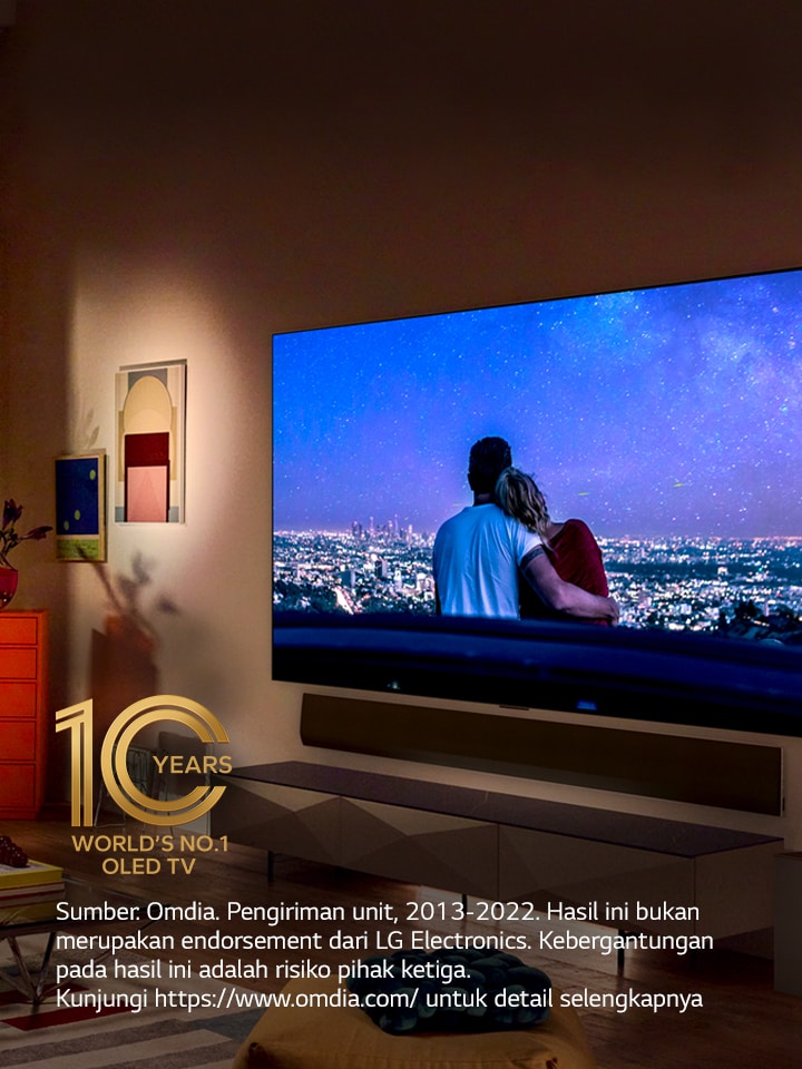 Sebuah gambar LG OLED evo G3 di dinding apartemen kota New York modern dan unik dengan adegan malam romantis yang diputar di layar. Lambang 10 Tahun TV OLED Terbaik di Dunia.	