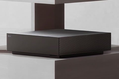 Dispositivo dal design minimal appoggiato su un mobile.