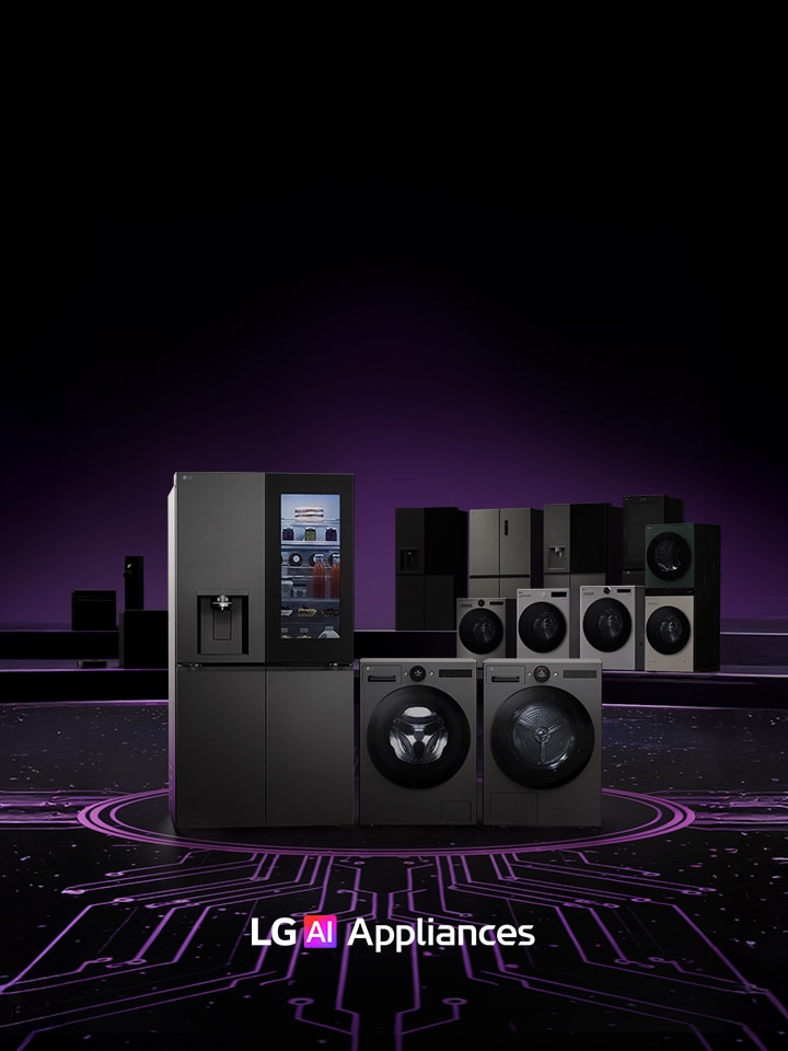 Линейка бытовой техники LG, включая холодильники, стиральные машины, сушильные машины и кухонные приборы, представлена на темной сцене с полом в виде узора печатной платы.