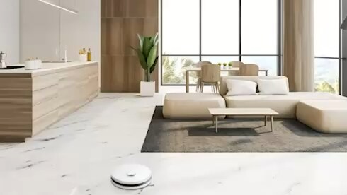 A blue light glows from the top of the LG CordZero™ as it scans the living room floor with its LiDAR sensor. A blue light glows from the top of the LG CordZero™ as it scans the living room floor with its LiDAR sensor.