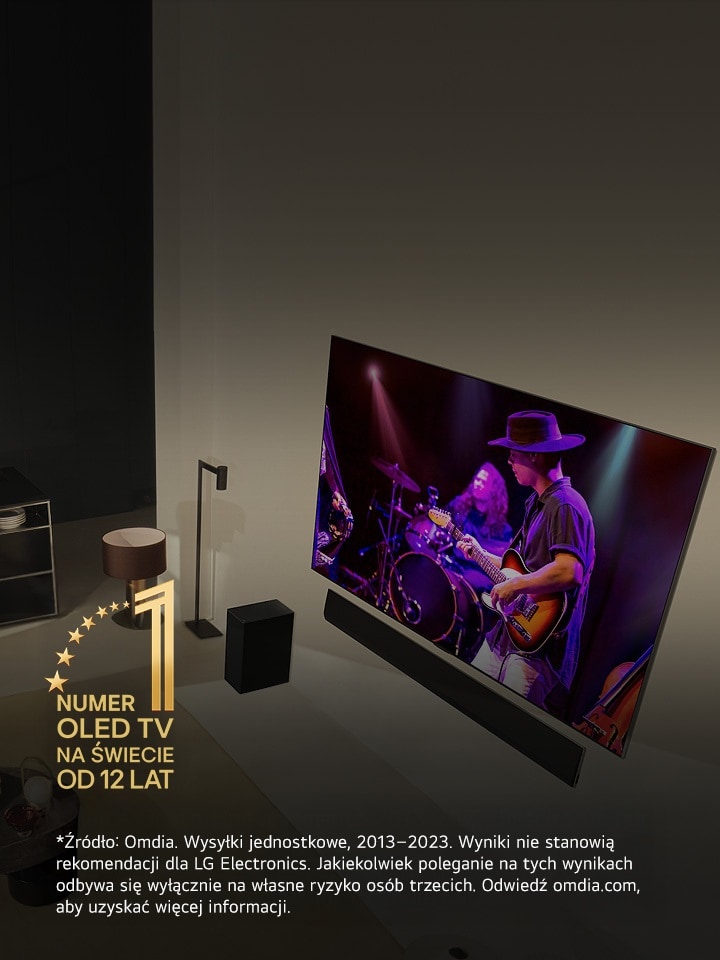 Widok z lotu ptaka na mężczyznę i kobietę oglądających koncert na dużym telewizorze OLED w nowoczesnym apartamencie. Na obrazie znajduje się emblemat „Najlepszy na świecie telewizor OLED od 11 lat”. Zastrzeżenie brzmi następująco: „Źródło: Omdia. Wysyłki urządzeń, 2013–2023. Wyniki nie stanowią poparcia dla LG Electronics. Strona trzecia polega na wynikach na własne ryzyko. Odwiedź stronę https://www.omdia.com/, aby uzyskać więcej informacji”.
