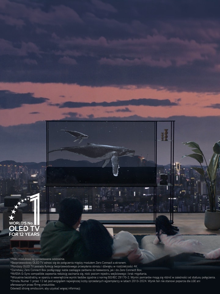 Na ekranie LG SIGNATURE OLED T pływa wieloryb, którego cień opada, ukazując wieczorną panoramę miasta. Na pierwszym planie na kanapie siedzą ludzie zwróceni w stronę telewizora i okna. Zero Connect Box znajduje się na małym stoliku po lewej stronie telewizora.