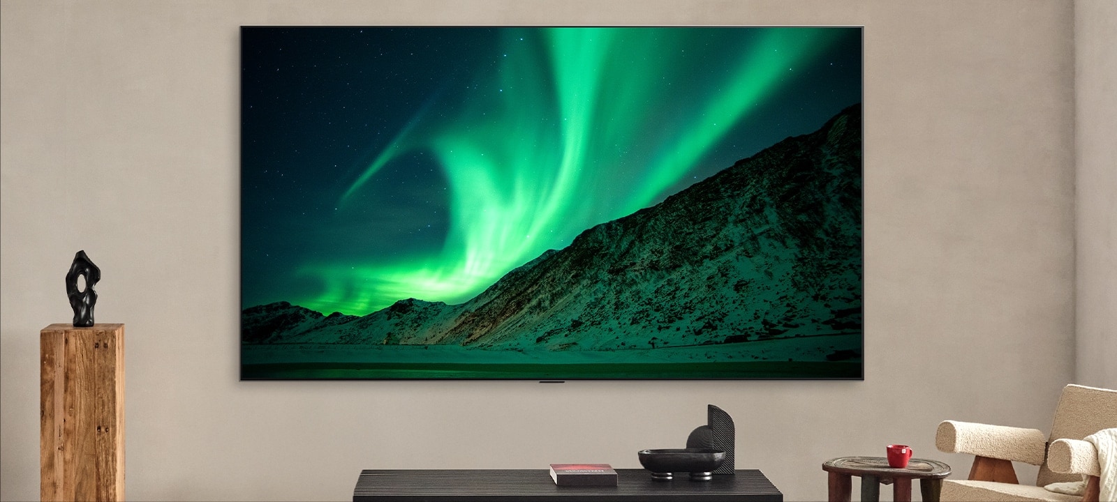 LG OLED TV w nowoczesnej przestrzeni dziennej. Etykieta mówi: dzień. AI Brightness Control zapewnia, że obraz zorzy polarnej na telewizorze jest wyświetlany z idealnym poziomem jasności dla światła w pomieszczeniu.