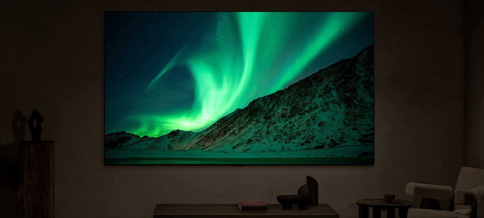 Telewizor LG w nowoczesnym salonie wieczorem, etykieta mówi: noc. AI Brightness Control zapewnia, że obraz zorzy polarnej na telewizorze jest wyświetlany z idealnym poziomem jasności dla światła w pomieszczeniu