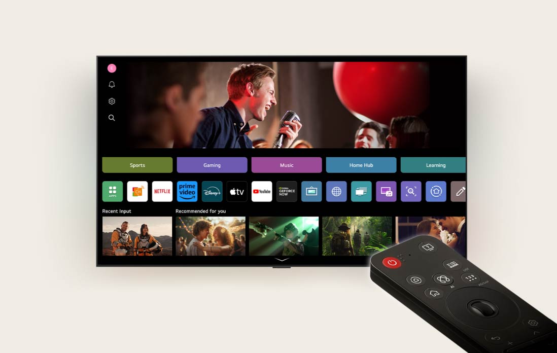 Czteroosobowa rodzina zgromadzona wokół LG AI TV. Krąg pojawia się wokół osoby trzymającej pilot, pokazując jej imię. Funkcja AI Voice ID rozpoznaje unikalny głos użytkownika. Interfejs webOS automatycznie przełącza konto i proponuje spersonalizowane treści.