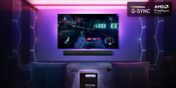 Salon z LG True Wireless TV zamontowanym na ścianie. Na ekranie widać grę wyścigową w 4K. Zbliżenie na grę ukazuje jakość i immersję telewizora. Gdy samochód przyspiesza, widoczna jest płynność przy 144 Hz.