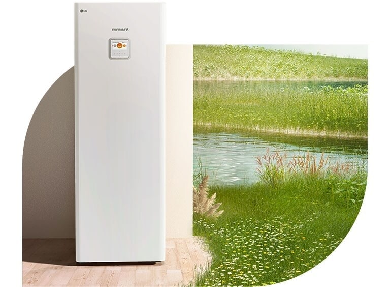 Po lewej stronie stawu porośniętego dzikimi kwiatami i trawą stoi produkt LG Therma V, oświetlony promieniami słońca.