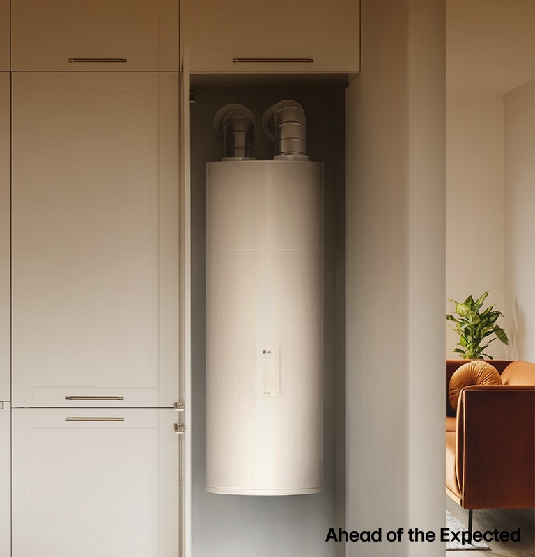 Cozinha moderna com armários brancos e bomba de calor AQS LG, com a marca "Ahead of the Expected".