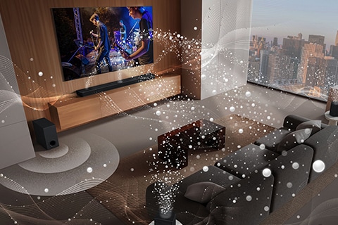 LG TV ومكبر صوت LG Soundbar وسماعات خلفية ومضخم صوتي في غرفة المعيشة بناطحة سحاب، أثناء تشغيل عرض موسيقي. تنطلق موجات صوتية بيضاء مكونة من قطرات من مكبر الصوت والسماعات الخلفية، وتلتف حول الأريكة وغرفة المعيشة. ينشئ المضخم الصوتي تأثيرًا صوتيًا من الأسفل.