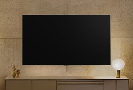 Duvara monte edilmiş bir LG TV kapalı görünüyor, ancak Always Ready özelliği açılıyor. Bilgiyi gösteriyor ve ardından farklı sanat eserleri arasında geçiş yapıyor.