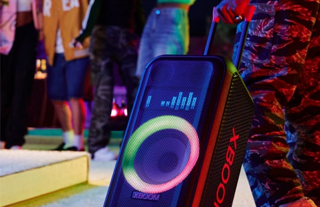 XBOOM'un Çok Renkli Halka Işıklandırmasını ve karaoke modunu gösteren görüntüsü