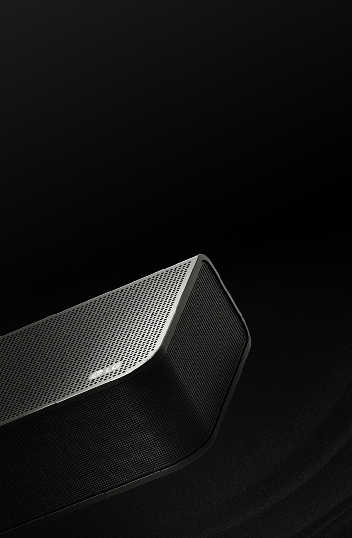 Siyah fon üzerindeki LG Soundbar üstten başlayıp köşeye doğru ilerleyen tasarımını ortaya koyuyor. Beyaz damlacıklar, soundbar'ın ortasından ve uçlarından bir şelale gibi çıkarak yukarı verilen sesi ifade ediyor.
