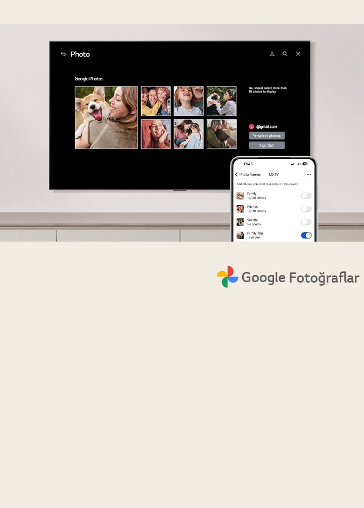 Ön planda cep telefonu bulunan duvara monte edilmiş bir LG TV. LG TV’de Google Photos’u kurma işlemi gösteriliyor.