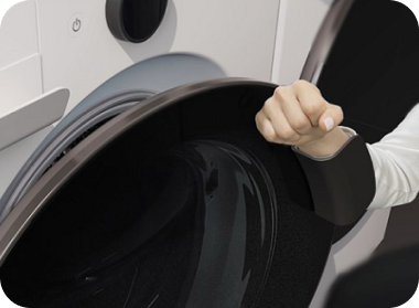 The washing machine door is opened using the Visual Support attached to the LG washing machine.