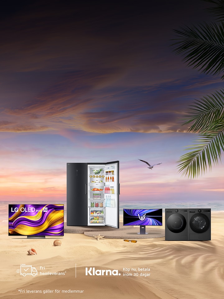 Reklambild med flera LG-produkter placerade på en sandstrand vid solnedgången. Bilden visar en platt-TV med en färgstark skärm, ett kylskåp med öppna dörrar, en bredbildsskärm och en frontmatad tvättmaskin. Palmer syns i bakgrunden och LG:s logotyp finns längst ned i bilden.