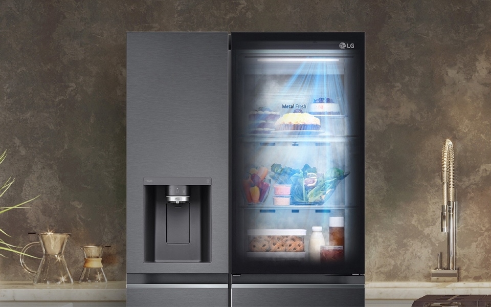 Ein durchsichtiger InstaView-Kühlschrank zeigt, wie man Lebensmittel richtig lagert