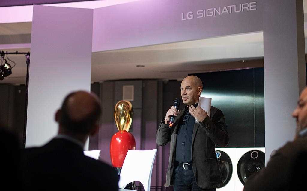Alessandro Mendini's head architect makes a speech at LG SIGNATURE ARTWEEK