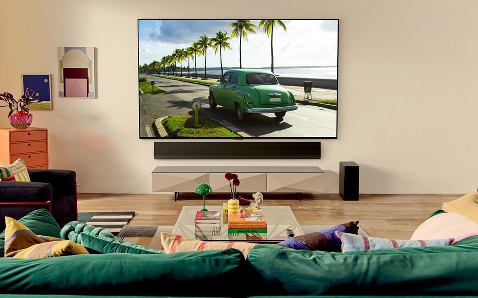 Ein großer LG OLED-Fernseher, der perfekt in ein Wohnzimmer passt