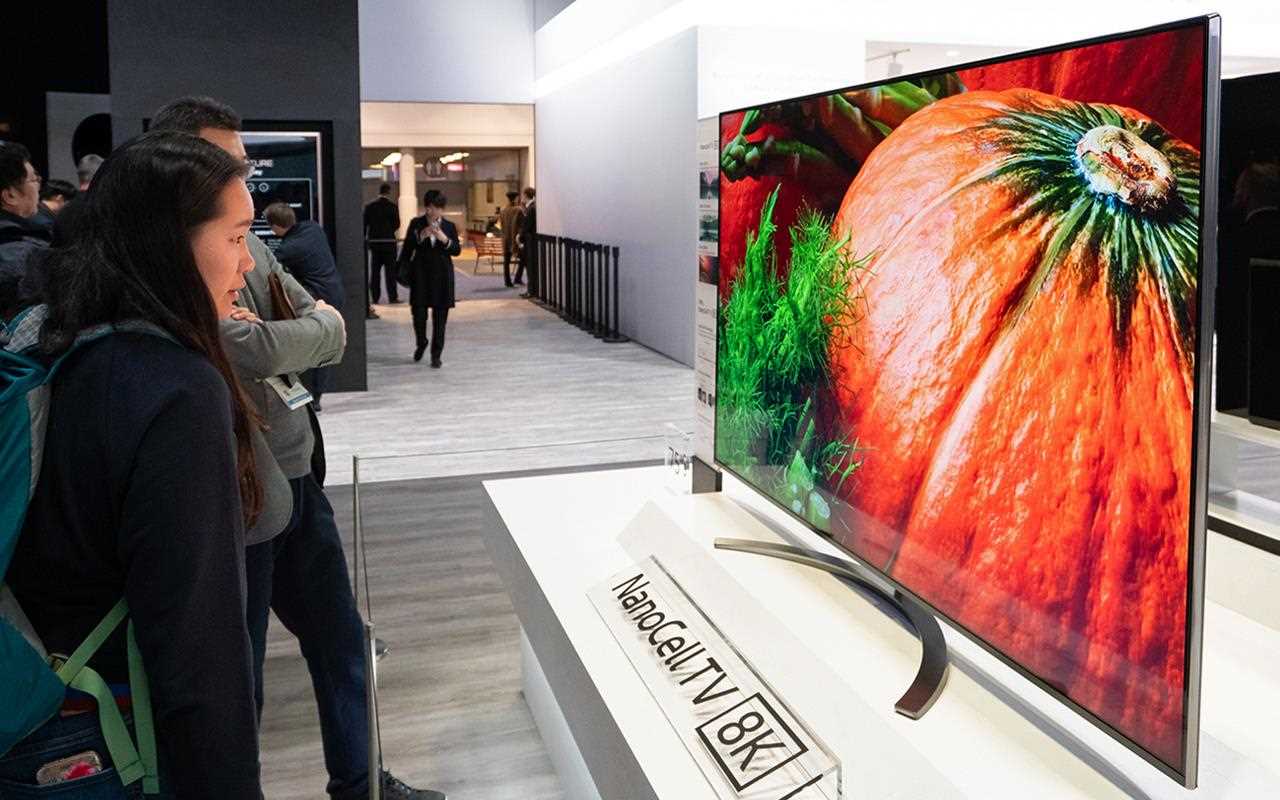 Besucher erkunden den LG NanoCell 8K TV auf der CES 2019 | Erfahren Sie mehr im LG MAGAZINE