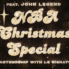 John Legend singt „You Deserve it All“, während Szenen des rollbaren TVs und NBA-Match-Highlights zu sehen sind