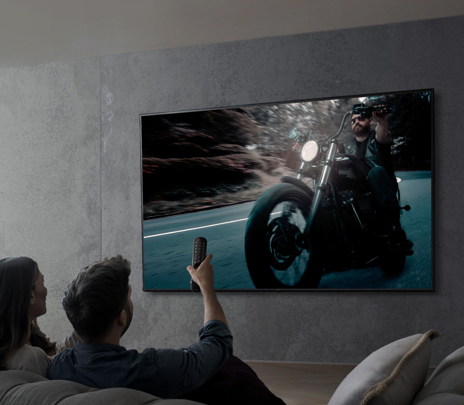 Una imagen muestra una pareja viendo un programa de televisión en un LG UHD TV.