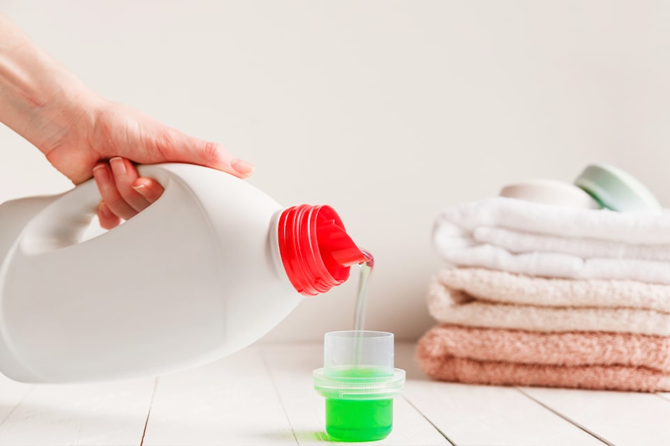 Verter el detergente en un vaso dosificador