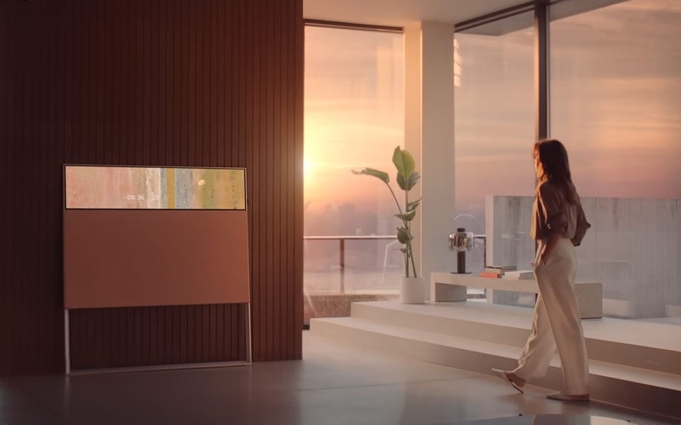 El LG OLED Easel art TV's Line View complementa un salón luminoso y moderno
