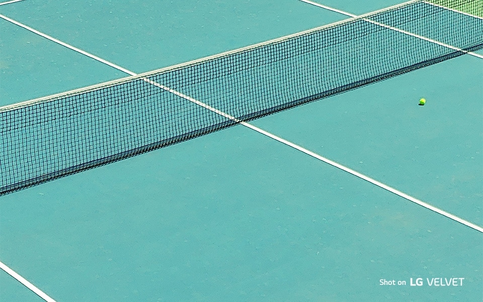 An image of tennis court shot on LG VELVET