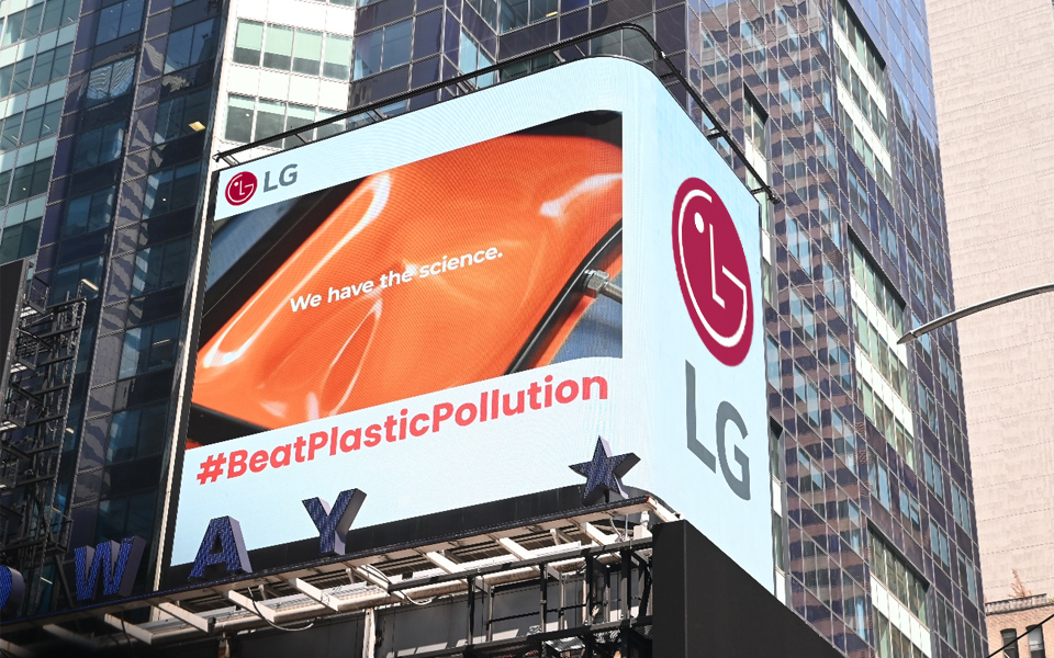 Cartel de la campaña de LG: "#BeatPlasticPollution" - promoción de las medidas de vida sostenible de LG para los consumidores.