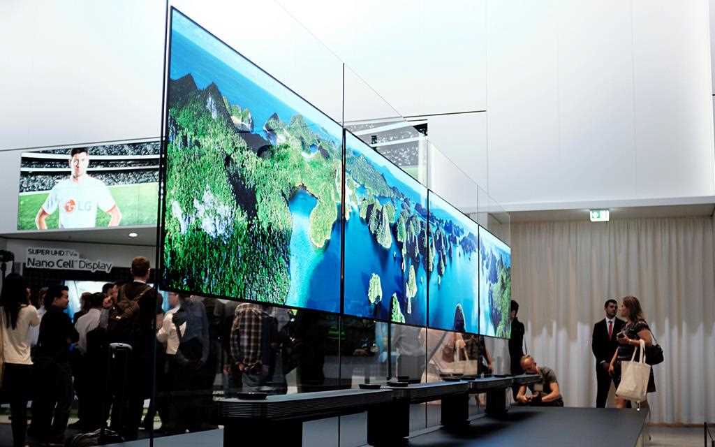 An image of presenting LG SIGNATURE OLED 4K W7 TV at Berlin IFA 2017.