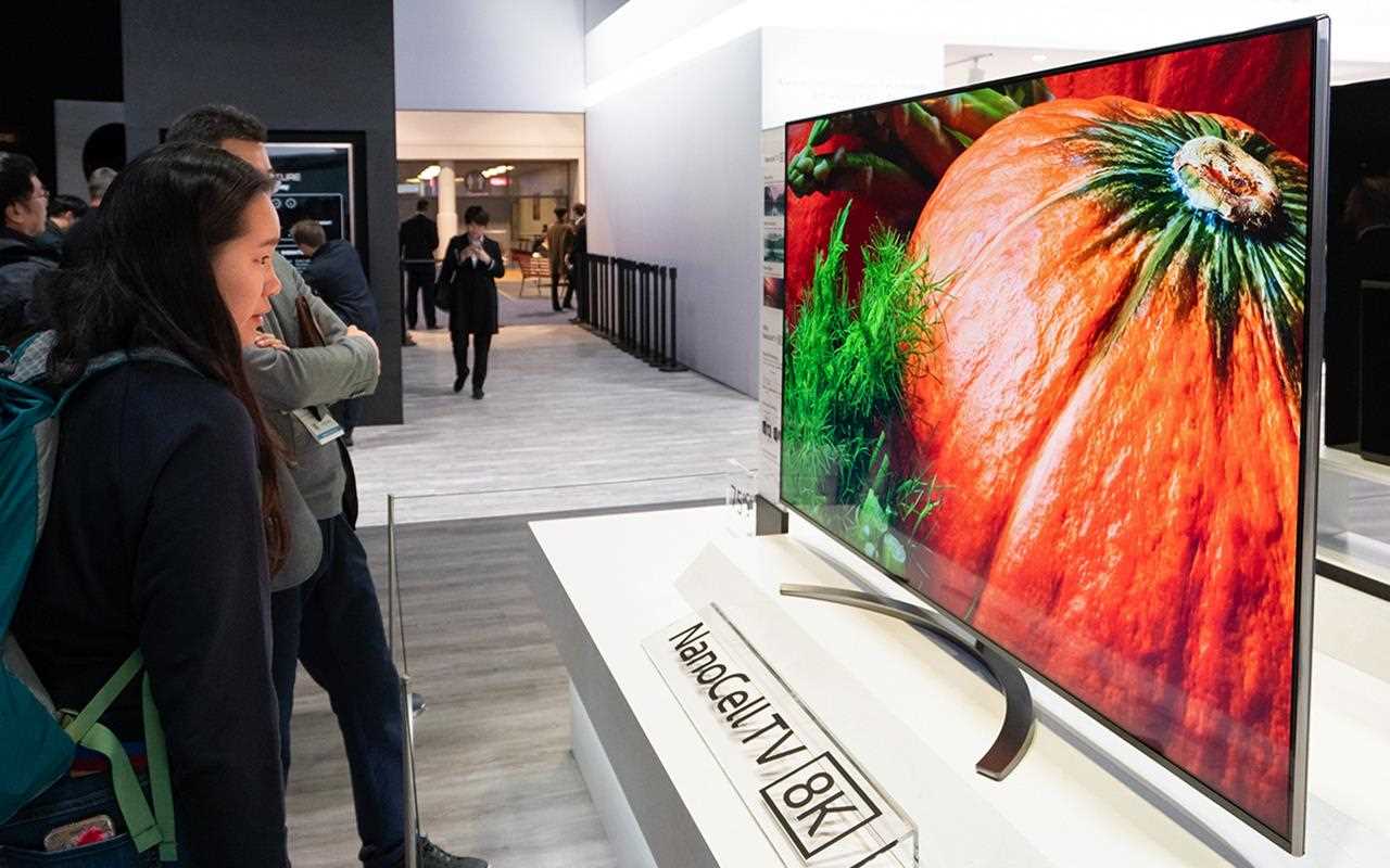 Los consumidores miran el televisor LG NanoCell 8K que se exhibe en el CES 2019 | Más en LG MAGAZINE