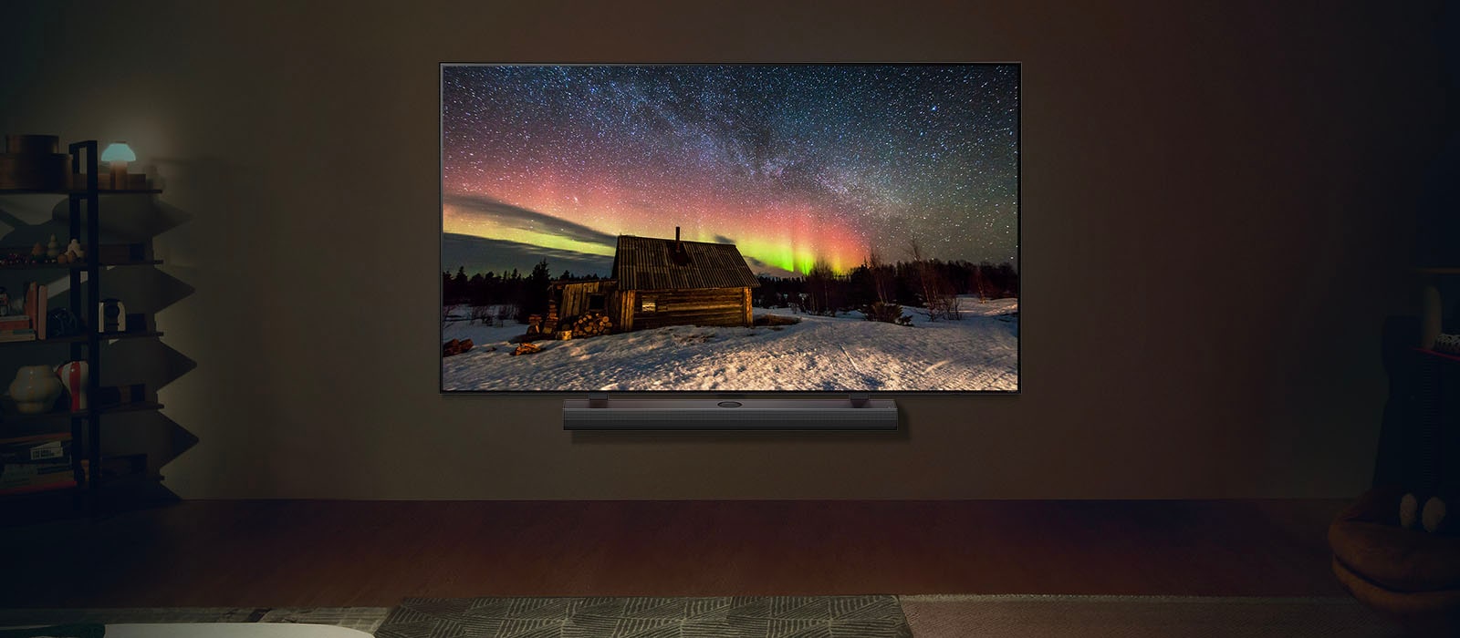 LG TV og LG Soundbar i et moderne oppholdsrom om natten. Skjermbilde som viser nordlys med de ideelle lysstyrkenivåene.