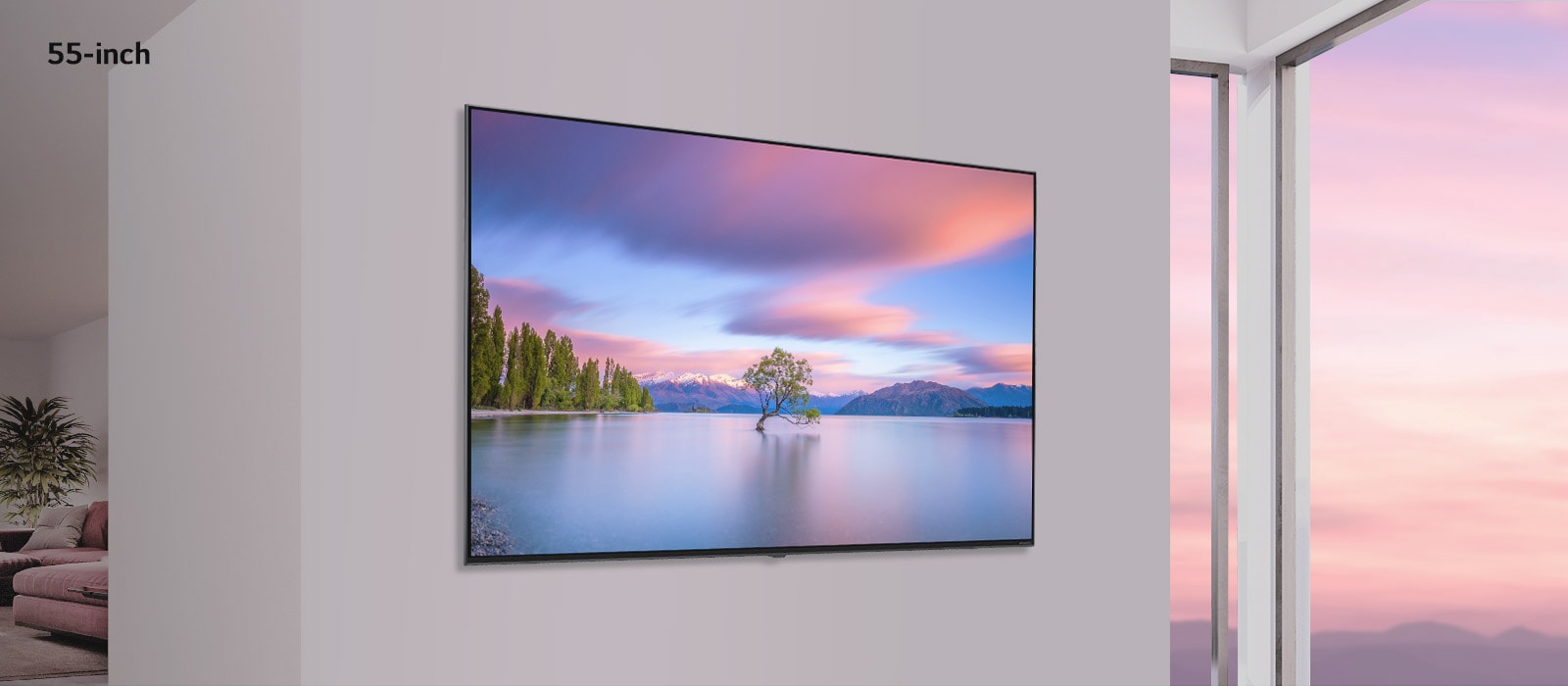 O scenă careilustrează un televizor pe un perete alb. Pe măsură ce imaginea se derulează dintr-o parte în alta, imaginea se schimbă de la un televizor de 55 inci la 86 inci.